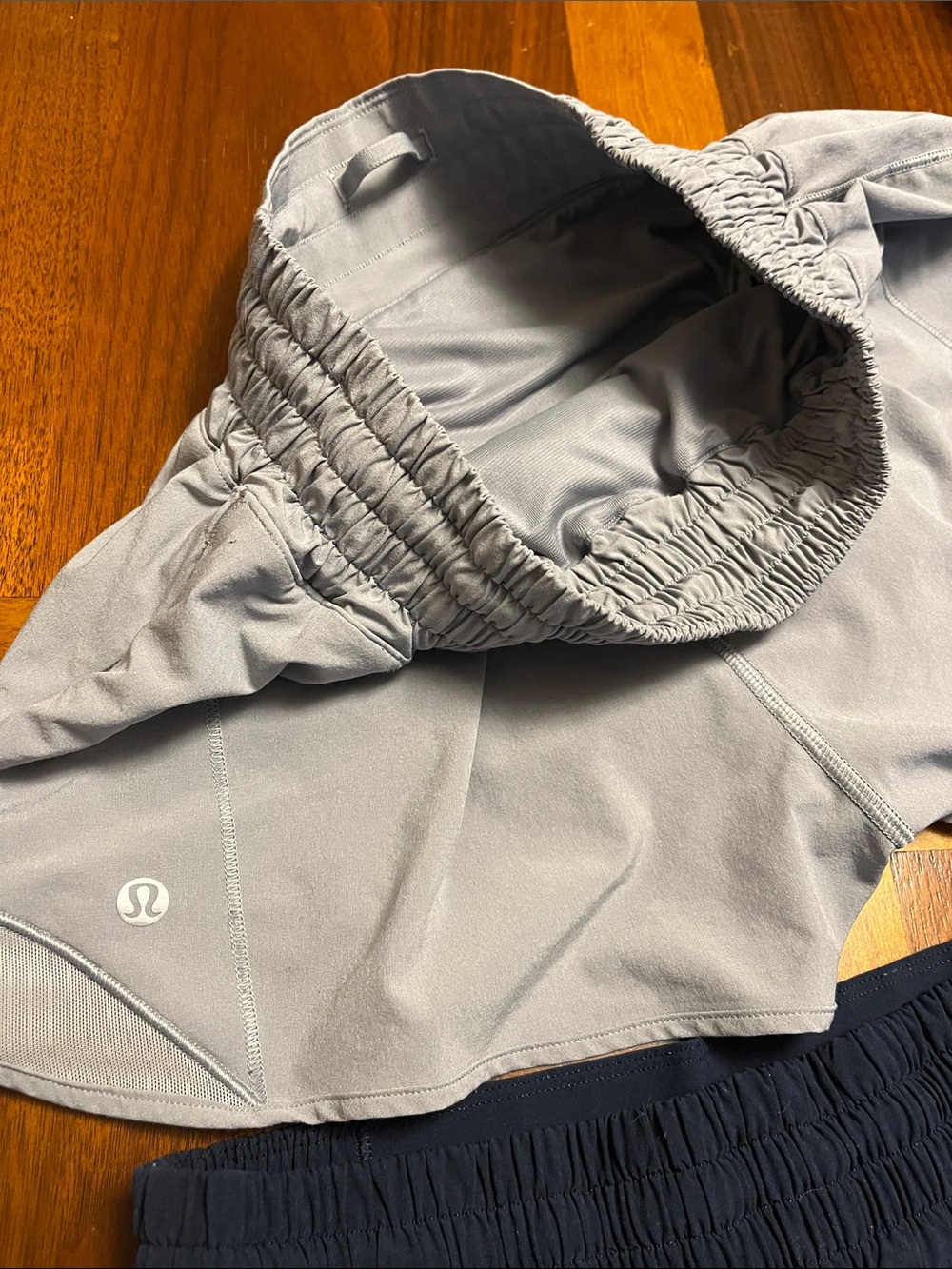 Lululemon Women’s Tempo Running Shorts - Light Gray & Navy, size 4, pair - Picture 2 of 13